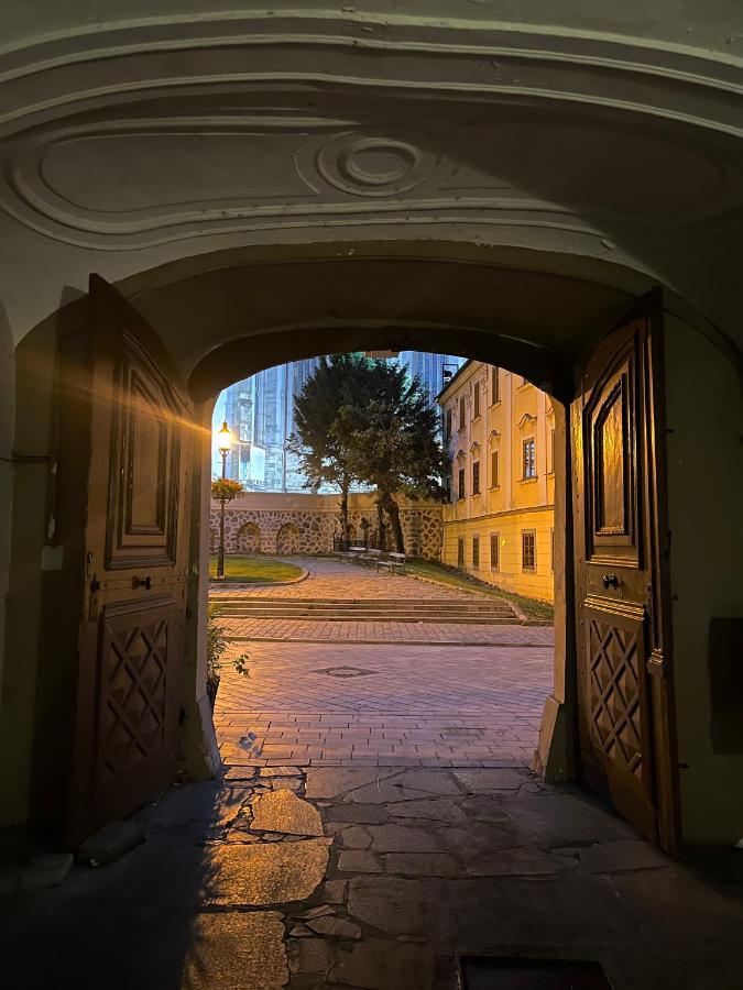 Csaky Palace Bratislava 1 Apartment Luaran gambar